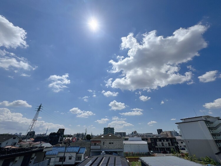 バルコニー 窓を開けると広がる青空。心をリフレッシュして日々を過ごしていきましょう。
