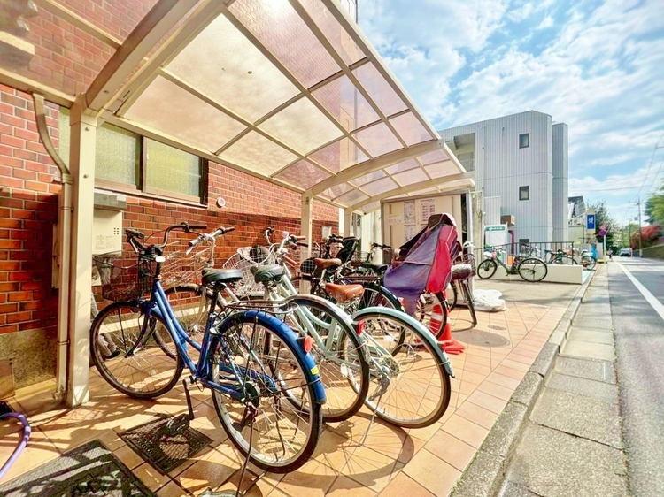 設備 きちんと整備された駐輪場。住む方の心遣いが感じられます。