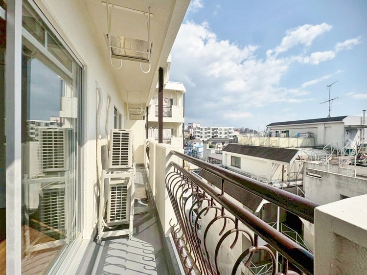 バルコニー 暮らしの中で、光と風を演出してくれるバルコニー。