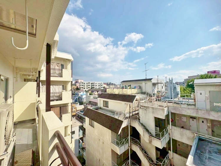 バルコニー 窓を開けると広がる青空。心をリフレッシュして日々を過ごしていきましょう。