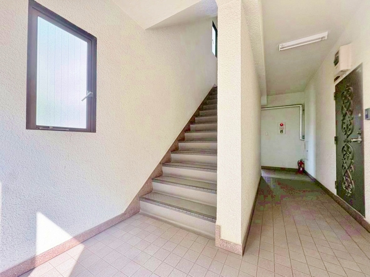 その他 落ち着いた雰囲気の階段。手すりも常設しているので、ゆったりお使いになれます。