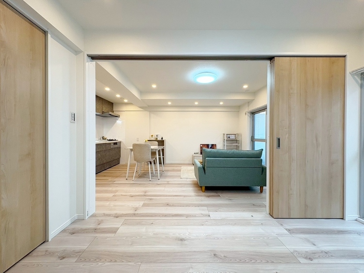 居間 忙しく過ぎゆく日常を置き去るほど、ゆったりした時間が流れるリビング。