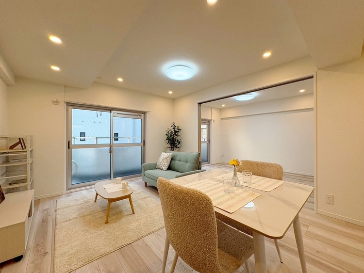 居間 飾り過ぎないシンプルな内装と偏り過ぎないデザインで統一しました。