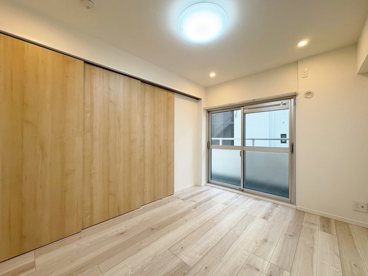 寝室 ベッドも十分に設置するスペースがあります。