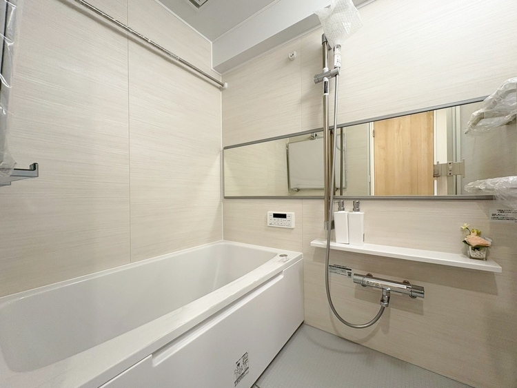 風呂 一日の疲れを癒すバスルームは、心地よいリラックスを叶える清潔感溢れる空間です。