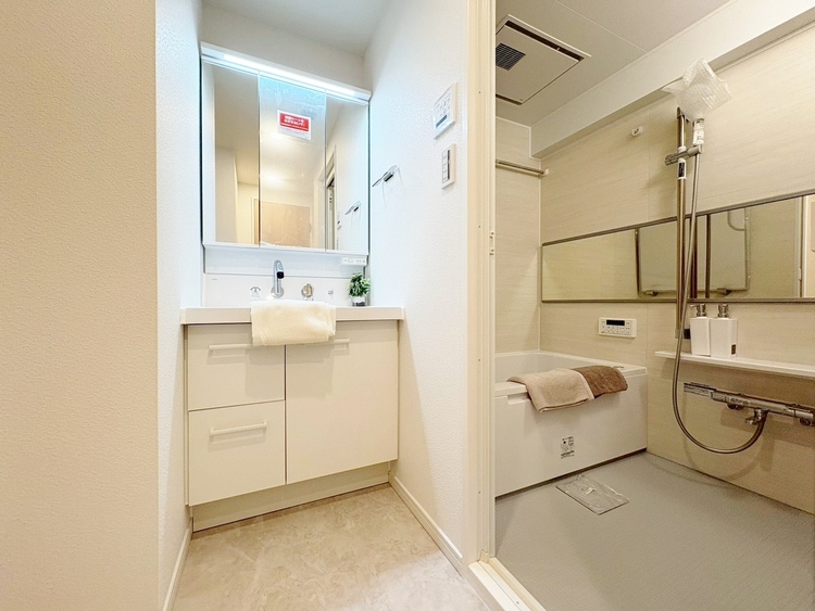 洗面 清潔感と心地よさを重視した、上質感漂うパウダールーム。