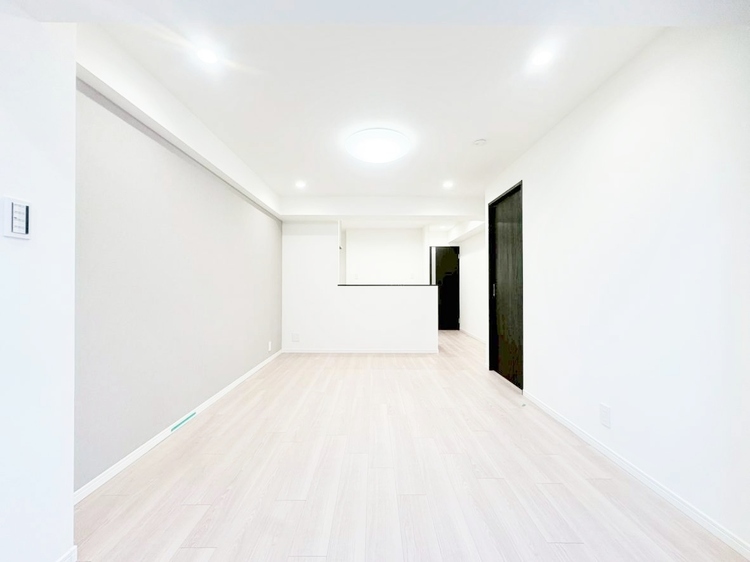 居間 忙しく過ぎゆく日常を置き去るほど、ゆったりした時間が流れるリビング。