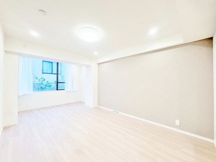 居間 居心地の良い空気感は、暮らしのステージを彩り、心からのやすらぎと満足感を与えてくれます。