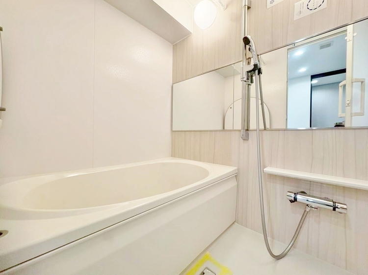 風呂 一日の疲れを癒すバスルームは、心地よいリラックスを叶える清潔感溢れる空間です。