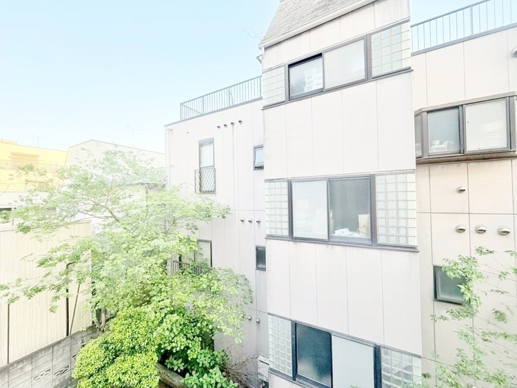 バルコニー 窓を開けると広がる青空。心をリフレッシュして日々を過ごしていきましょう。