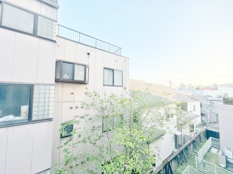 バルコニー 頬をなでる、優しい風を感じることが出来ます。