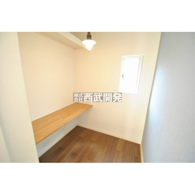 内装 玄関脇のテレワークルーム(サービスルーム)　収納としても便利