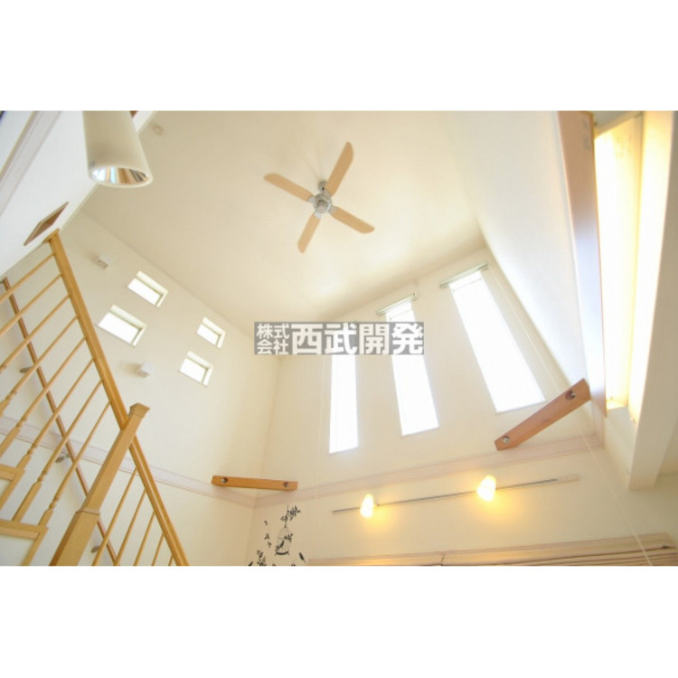 内装 LDKの解放感を演出する吹き抜け