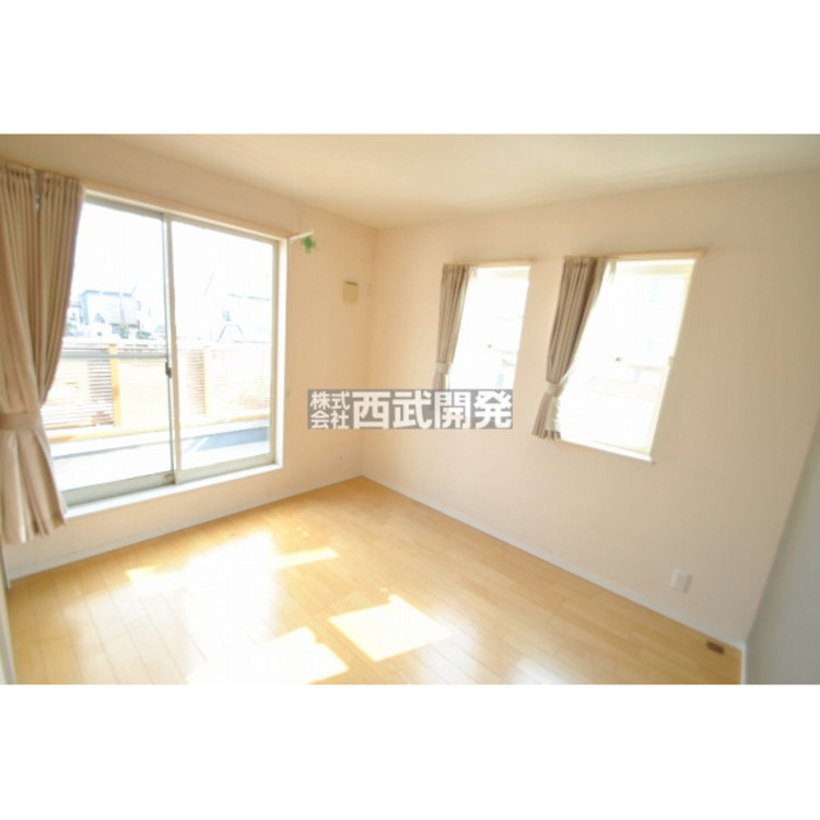 内装 明るい洋室