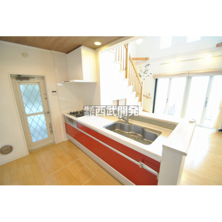 キッチン 便利な勝手口のある明るい対面キッチン