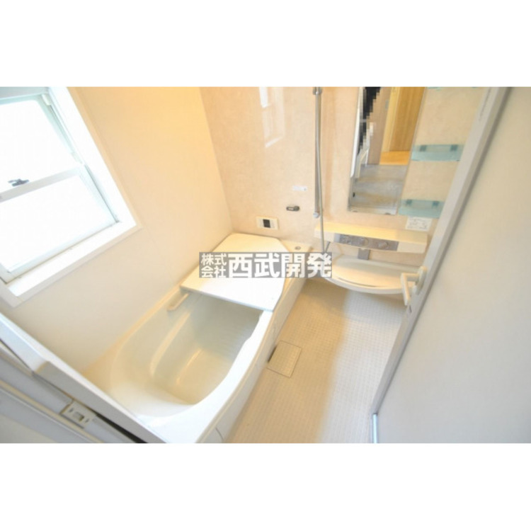 風呂 ゆったりとした明るいユニットバス