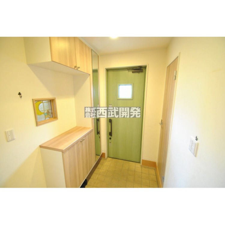 玄関 かわいいステンドグラスがお出迎え　こだわりの内装