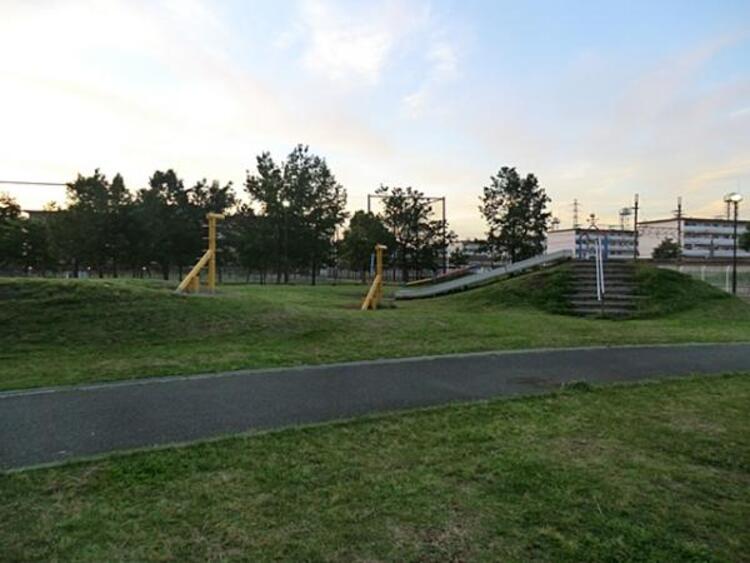 周辺 新鶴見公園 620m