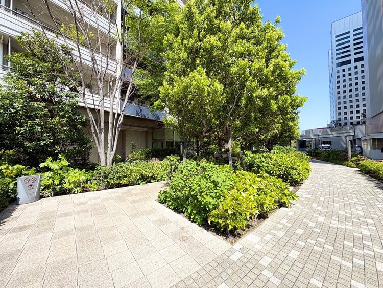 その他 マンションの敷地内には、中庭もございます。