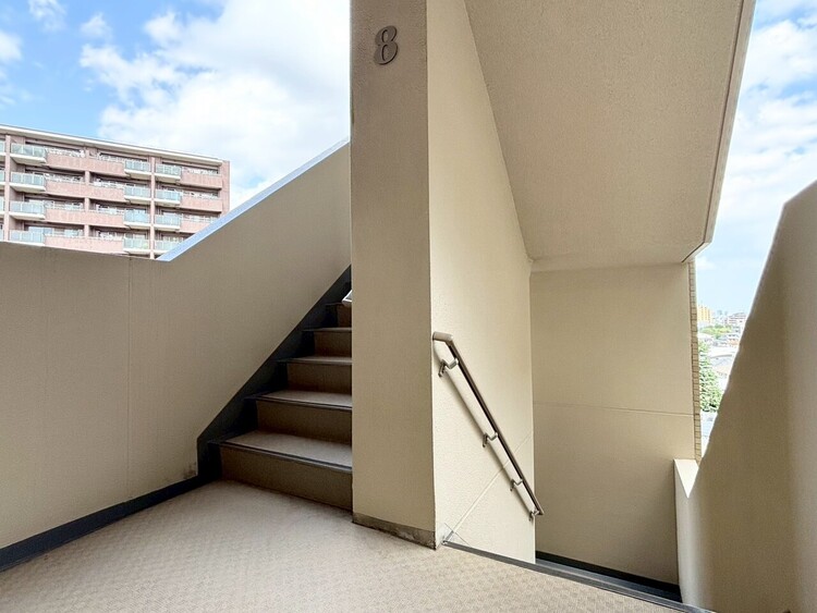 その他 共用部の階段です。明るく清潔に管理されています。