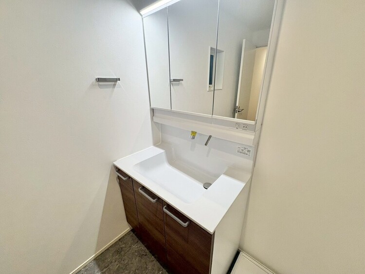 その他 清潔感を感じられる洗面化粧台。