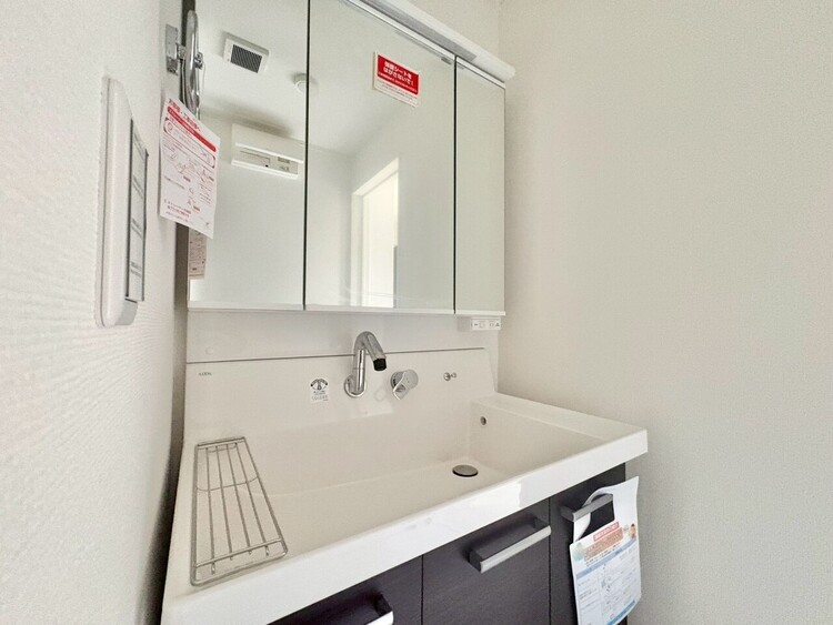 その他 清潔感を感じられる洗面化粧台。