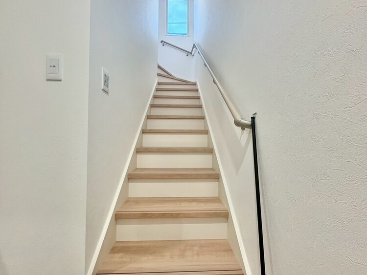その他 明るく清潔な階段です。