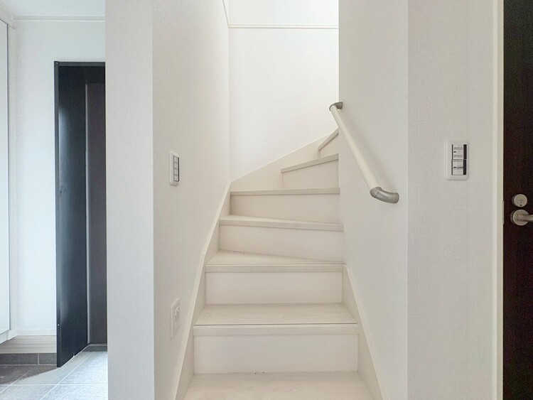 その他 明るく清潔な階段です。