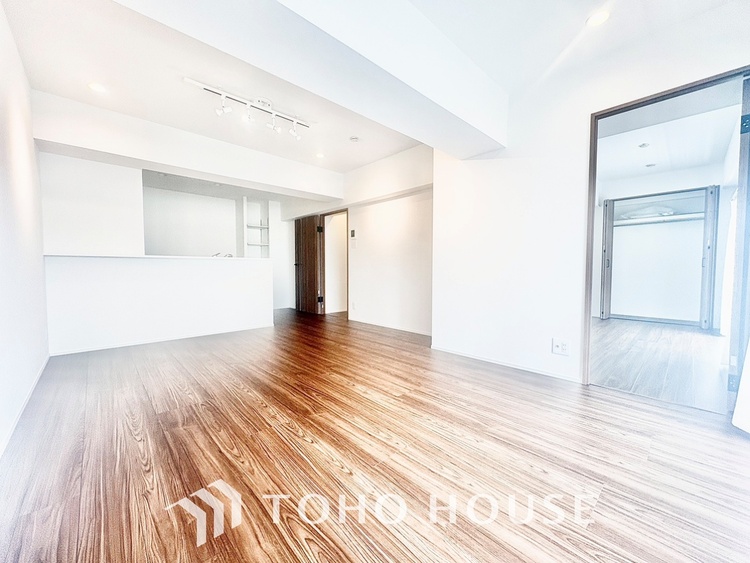 内装 ◆木漏れ日◆の様な採光が優しく足元を照らし、心地いい暮らしの道しるべを写し出す。この空間で過ごす家族との語らいの時間がとても素敵で幸せを感じるかもしれない。