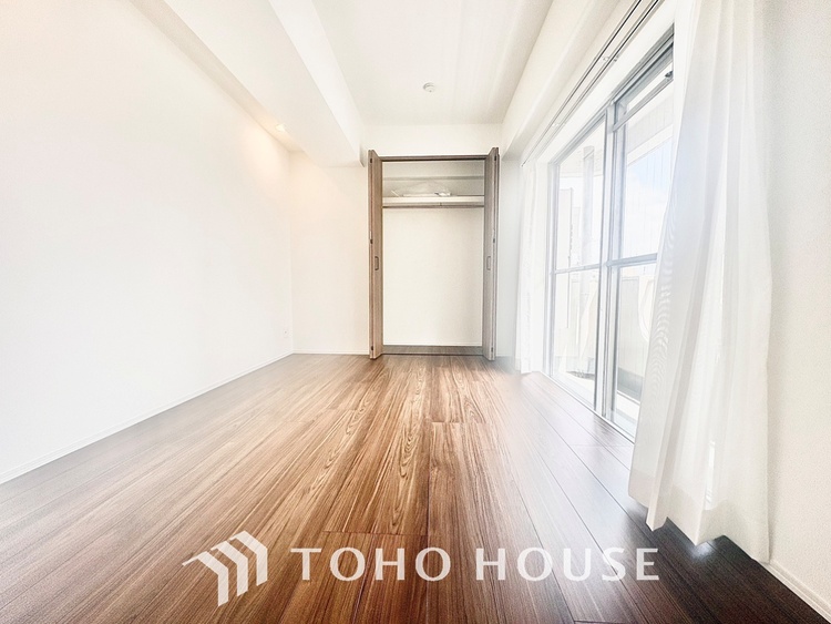 内装 ◆間接照明◆白色の光が僕達を大人な気分にさせる。静かで優しく語りかけるその光は、今日の終わりを告げてくれ、でも明日にはいい事が必ず来るよ。そんな囁きが聞こえてくる