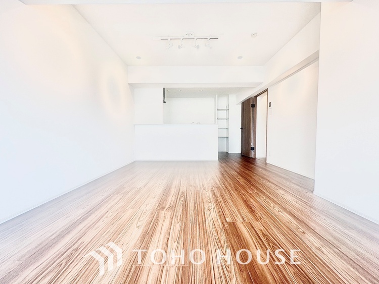 内装 ◆リビング◆たくさんの窓から注ぐ太陽の光。時間の経過とともに光と影のコントラストがこの空間のムードを変え、部屋に変化と温もりをもたらしてくれる。