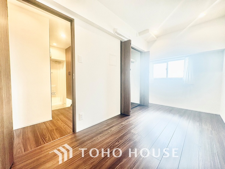 内装 ◆色彩◆この空間に放たれた光は華美なまでに演出されたデザイン。流れる時をより芳醇なコーヒーの様な色彩奏でるアダージョ。そして情景豊かな作品のような暮らしがイメージできる。