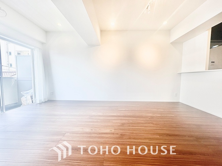 内装 ◆今宵の食卓◆ダウンライトに反射するグラスを眺めながらワインを注ぐ。トクトクと心地いい音をさせながら、フランスの古城を思わせる薫りがたちこめ、とても幸せな時を過ごせる。