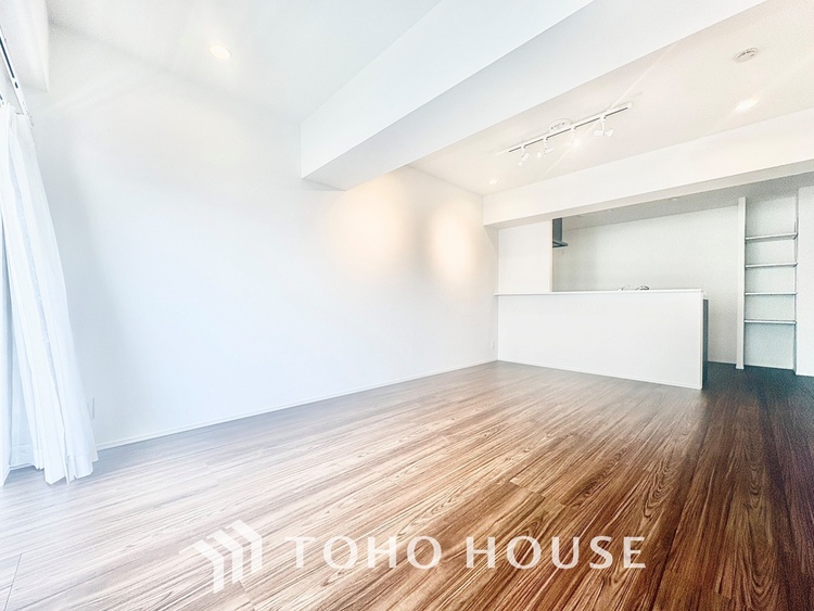 内装 ◆窓を開けると◆冷涼な風、そよぐリビング。だんらんの場所はここから始まり、ここで終わる。家族の笑顔が集う素敵な場所だから、こだわり抜いた思いが詰まっているのだと思う。