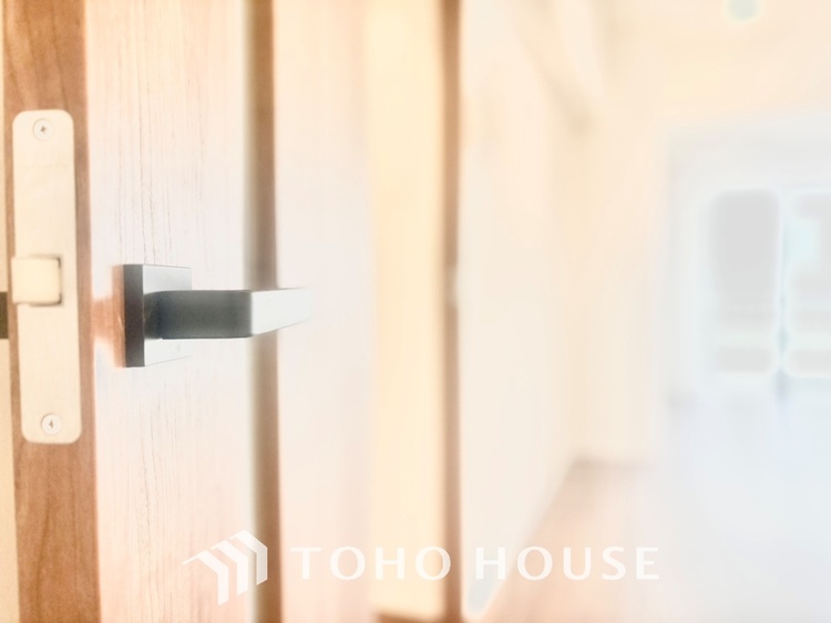 内装 ◆リビング◆そこには目を輝かせ笑顔で見つめてくれる君がいて、「おかえり」の言葉がこだまする。何気ない日々の挨拶は僕にとっては幸せで、同時に君の瞳にも恋している。