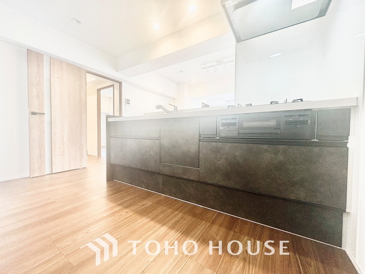 キッチン ◆キッチン◆美しく使いやすいキッチンは油汚れが簡単に拭き取れる素材で加工されており、浄水器シャワーから流す水の音を軽減する静かなシンクを採用。見えないところにさり気ない配慮が嬉しいですね