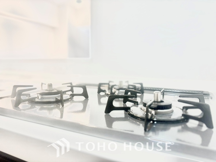 キッチン ◆今宵の食卓◆ダウンライトに反射するグラスを眺めながらワインを注ぐ。トクトクと心地いい音をさせながら、フランスの古城を思わせる薫りがたちこめ、とても幸せな時を過ごせる。