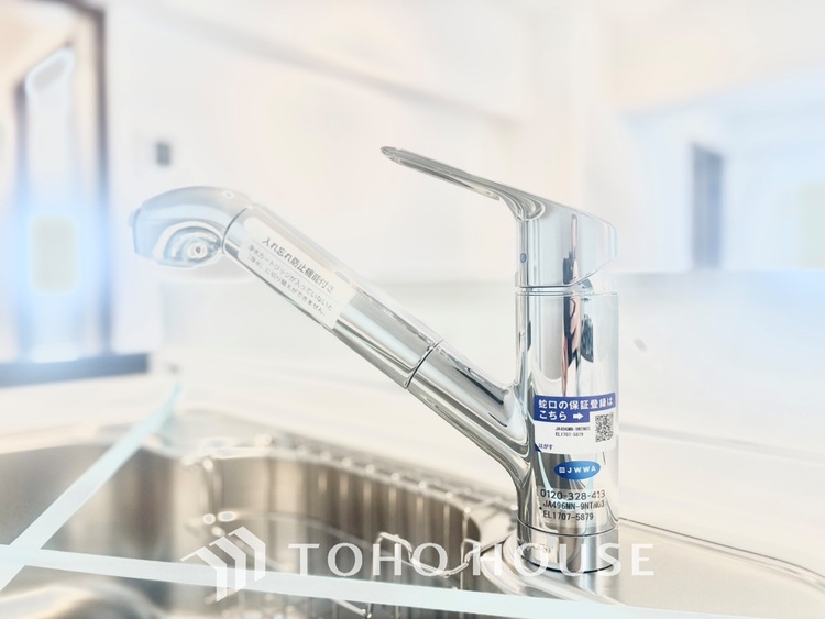 キッチン ◆キッチン◆美味しい料理を作りたくなるような気持にさせてくれる、腕を振るえる自慢のスペース。見上げると柔らかなダウンライトが包み込み、彩りを添えます。艶と光沢のある居心地の良いわが家のキッチン。