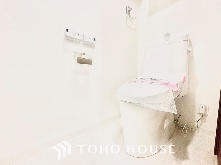 トイレ ◆トイレ◆トイレも全て新品に交換されており、清々しく新生活を始めることができます。白基調の清潔感のある空間に生まれ変わりました。