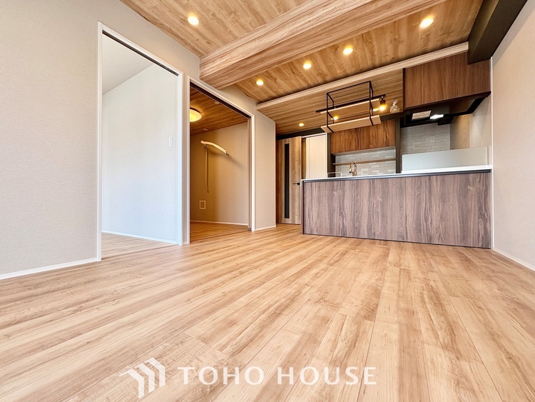 内装 【LIVING】◆扉を◆開くとこの景色。家族の”おかえり”の声が聞こえてきそう。