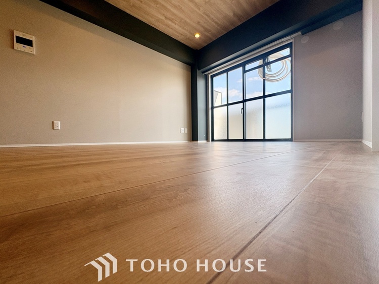 内装 【LIVING】◆扉を◆開くとこの景色。家族の”おかえり”の声が聞こえてきそう。