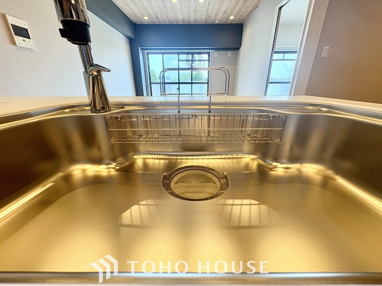 キッチン 【KITCHEN】◆開放的◆後片付けが楽なシステムキッチン。収納スペースの充実！