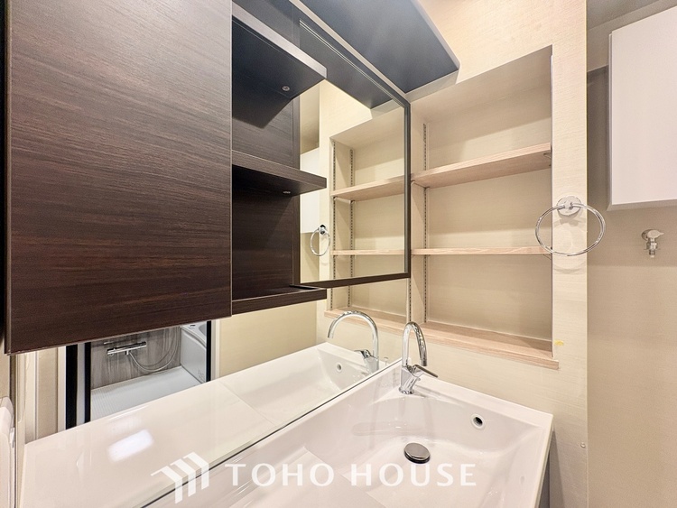洗面 【WASHROOM】◆快適◆煌びやかな暮らしの中にも忘れたくない快適さ。大きな収納が助けてくれます。