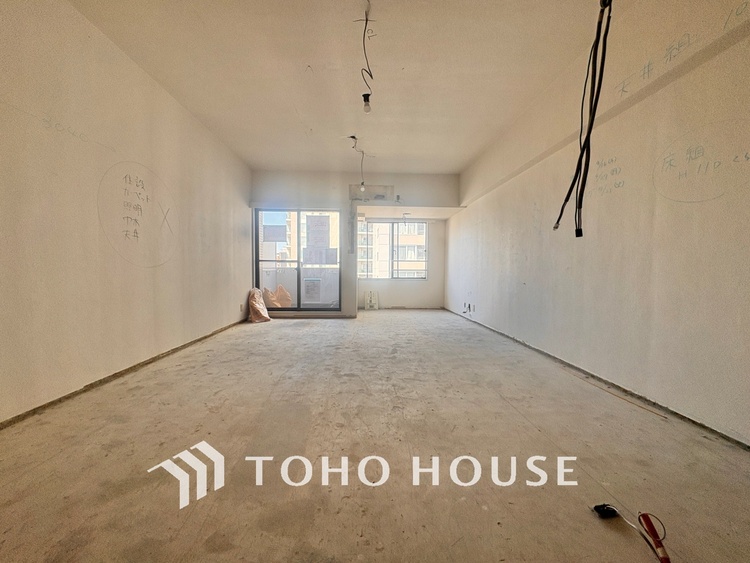 内装 【改装中】居心地のいい暮らしには欠かせない眩い採光。ゆったりとした幅の窓からこの空間に降り注ぐ採光が絶えない。