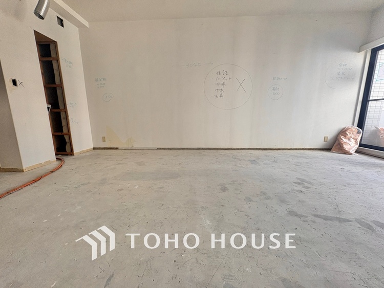 内装 【改装中】◆サンサンと◆差し込む太陽の光がこのリビングに笑いをもたらす。ソファの上のクッションがポカポカした暖気にぬくぬくと微睡んでいる。