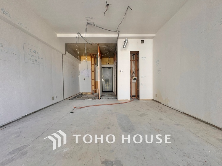 内装 【改装中】ここはみんなが集い、食事と楽しい会話が始まる場所。話に夢中になりすぎて、ついつい時を忘れ、夜半過ぎになってしまう。そんな束の間の幸せを感じさせてくれます。