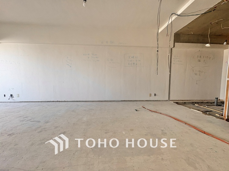 内装 【改装中】「想像していた以上に広い」が写真を撮っているときの感想です。家事動線に配慮したプランによりご家族がくつろげる明るく広い空間が確保できました。