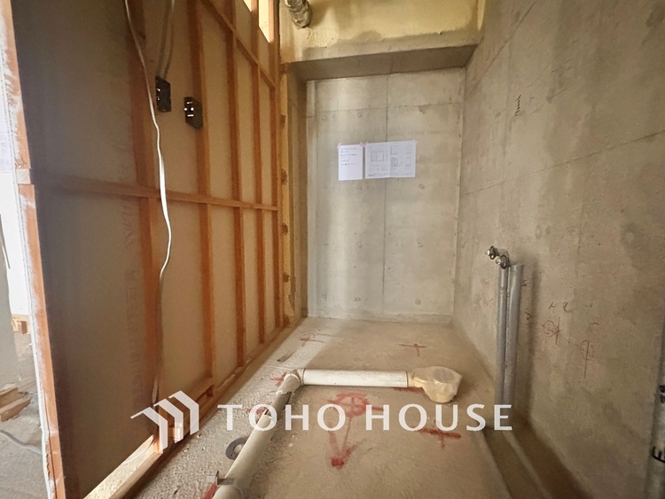 内装 【改装中】採光や風通しを考えて設計された間取り。近隣との視線を考え、街全体で調整される窓位置。外観だけでなく、そこに住まうご家族の心地よさを最優先しました。