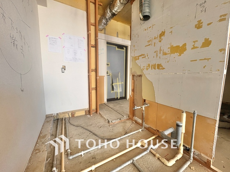 キッチン 【改装中】キッチンは家族の絆を育む大切な空間。シンプルで使い易いシステムキッチンで愉しく作る料理は愛情のある美味しいご馳走に。家族で使えるダイニングキッチンです。