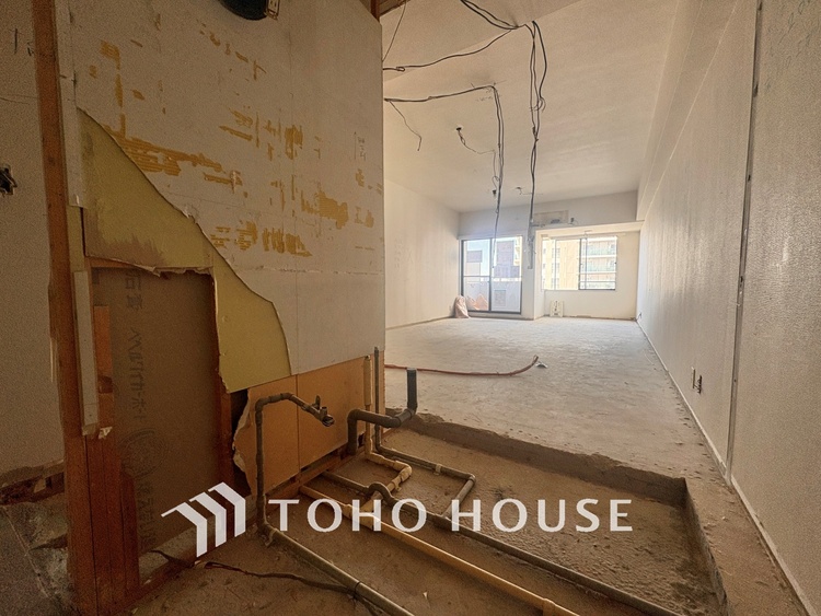 キッチン 【改装中】採光や風通しを考えて設計された間取り。近隣との視線を考え、街全体で調整される窓位置。外観だけでなく、そこに住まうご家族の心地よさを最優先しました。